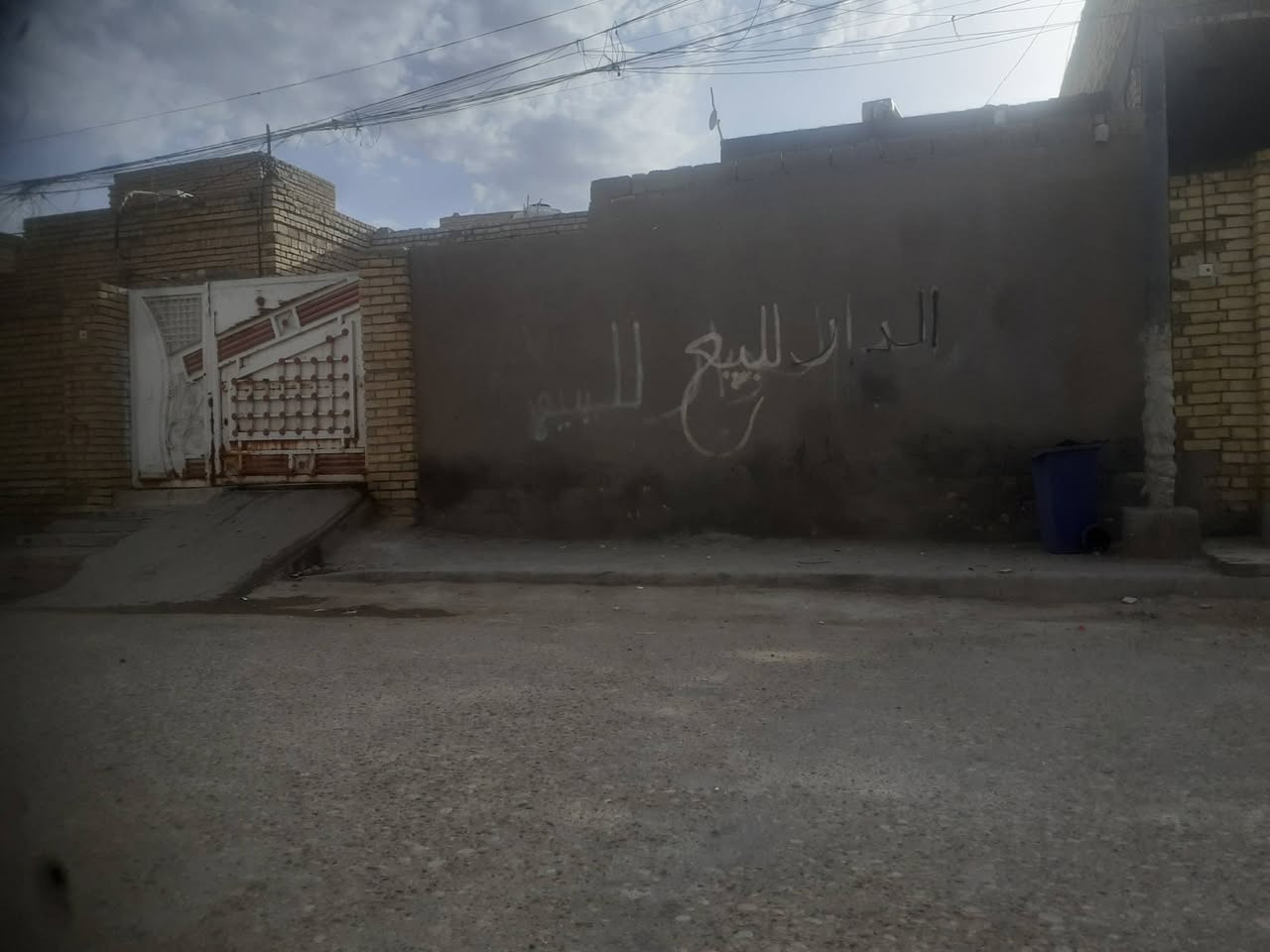 دار للبيع طابو صرف بسمي المساحه 200 المكان  حي السجاد مصفر ماي وكهرباء بي 2غرف وصاله جبيره ومطبخ حار وبارد ديوانيه جبيره اثنين حمام و تواليت واحد السعر 65 وبي مجال *********** وهاذه بي وتساب ***********
