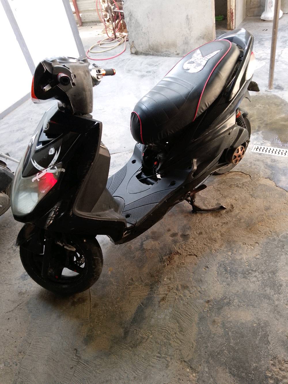 سلام عليكم خوان دراجه سكنس فحل كابريتر دراجه شوفت عينكم مثل ما موضح بل صورة كهربائية كله شغال فقط  دشبول بي كنكتر عاطل باقي مكفول درجه خير من الله تجي تفحص يله تاخذ عنوان بغداد الدورة مهدية ثانية متواجد خاص او تصال 