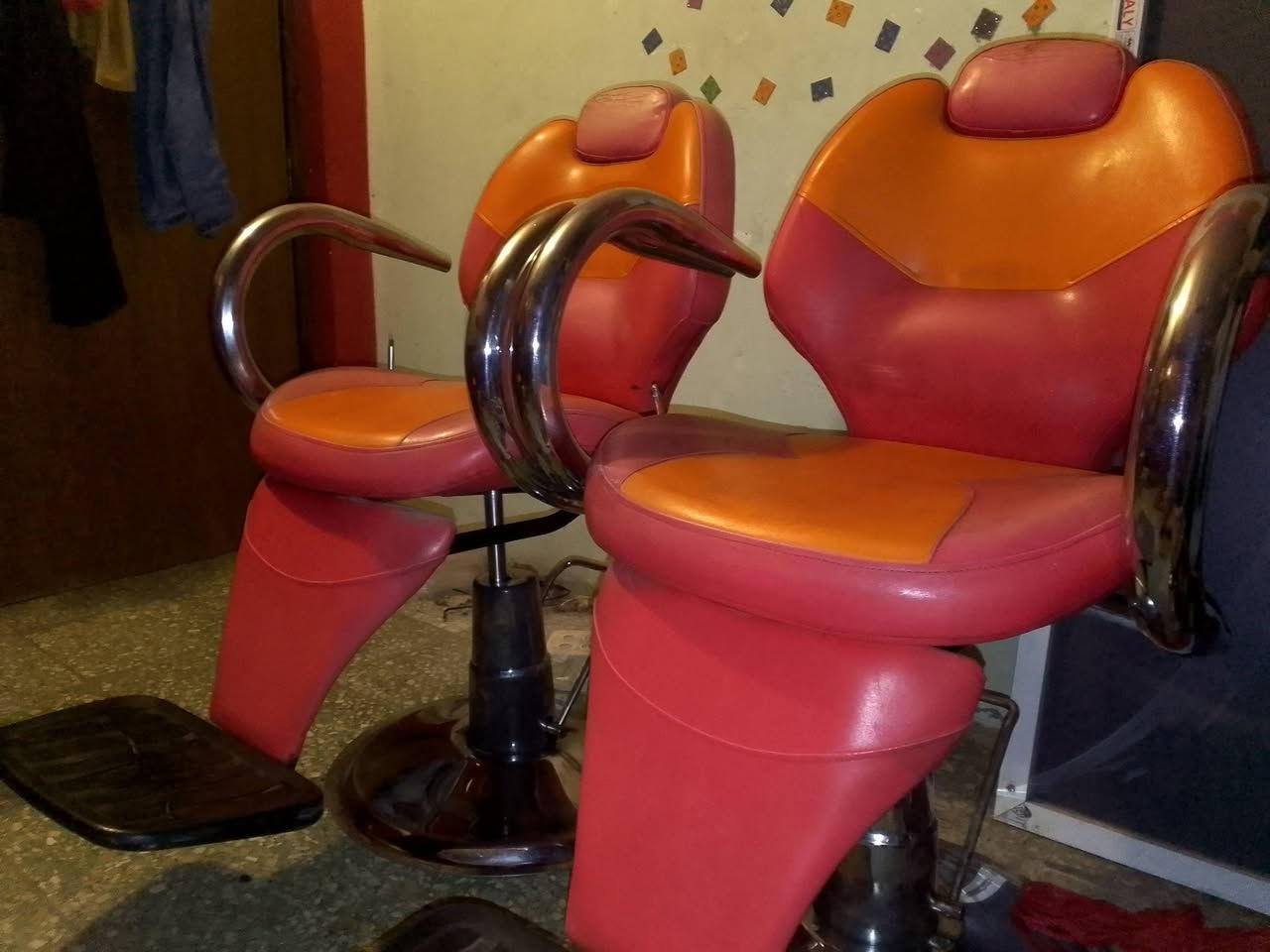 السلام عليكم زوج كراسي للبيع السعر الواحد 125 الف اوبي مجال مكاني بغداد الشعله للتصال *********** وتساب وخاص وتصال متوفر
