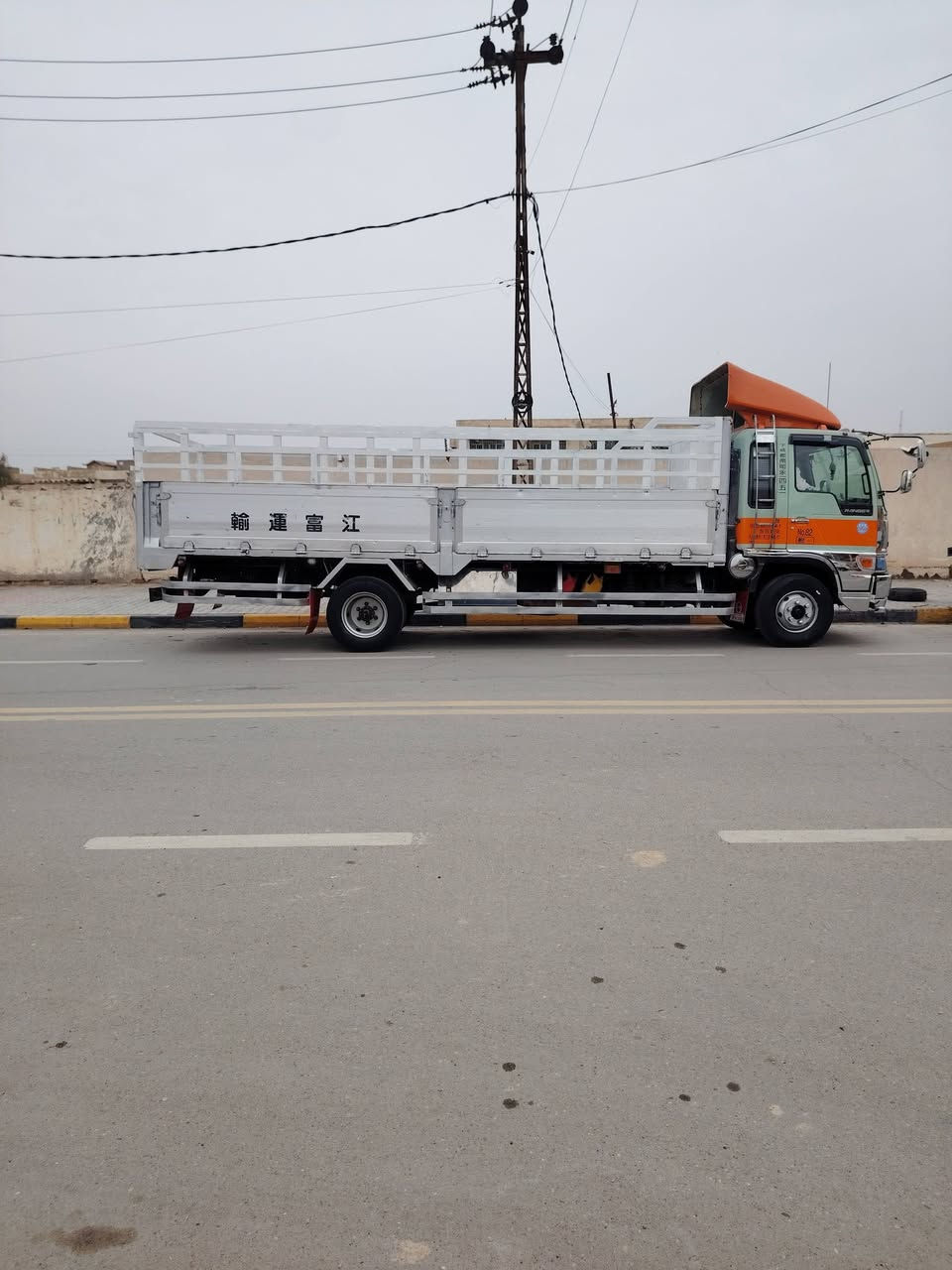 سلام عليكم سياره هينو انكر ستة وربع بلادي ٨٠ عادي سياره جاهز من كلشي سياره بيع او مراوس بهينو طيرة مكان كوت لشهداه ***********
