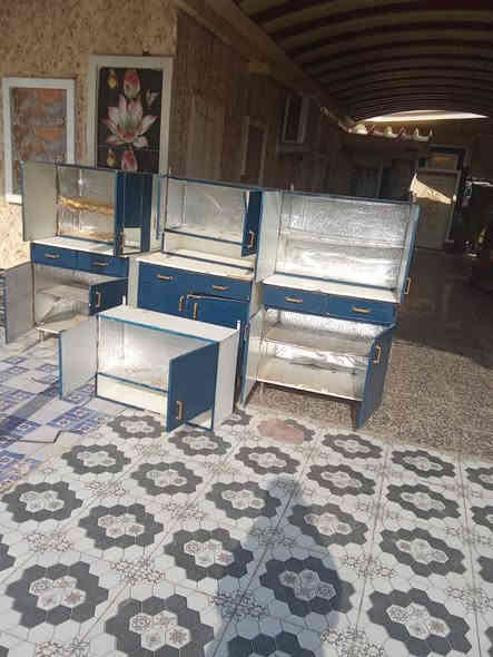 كاونتر خشب للبيع مستعمل بس نظيف حلوو مرتب. ٣متر وتعليك٤ اربع قطع كل قطعه متر بدون سنك.سعر 100 الف. مكان دوانم شرطه خامسه. هذا رقمي بيه واتساب ***********
