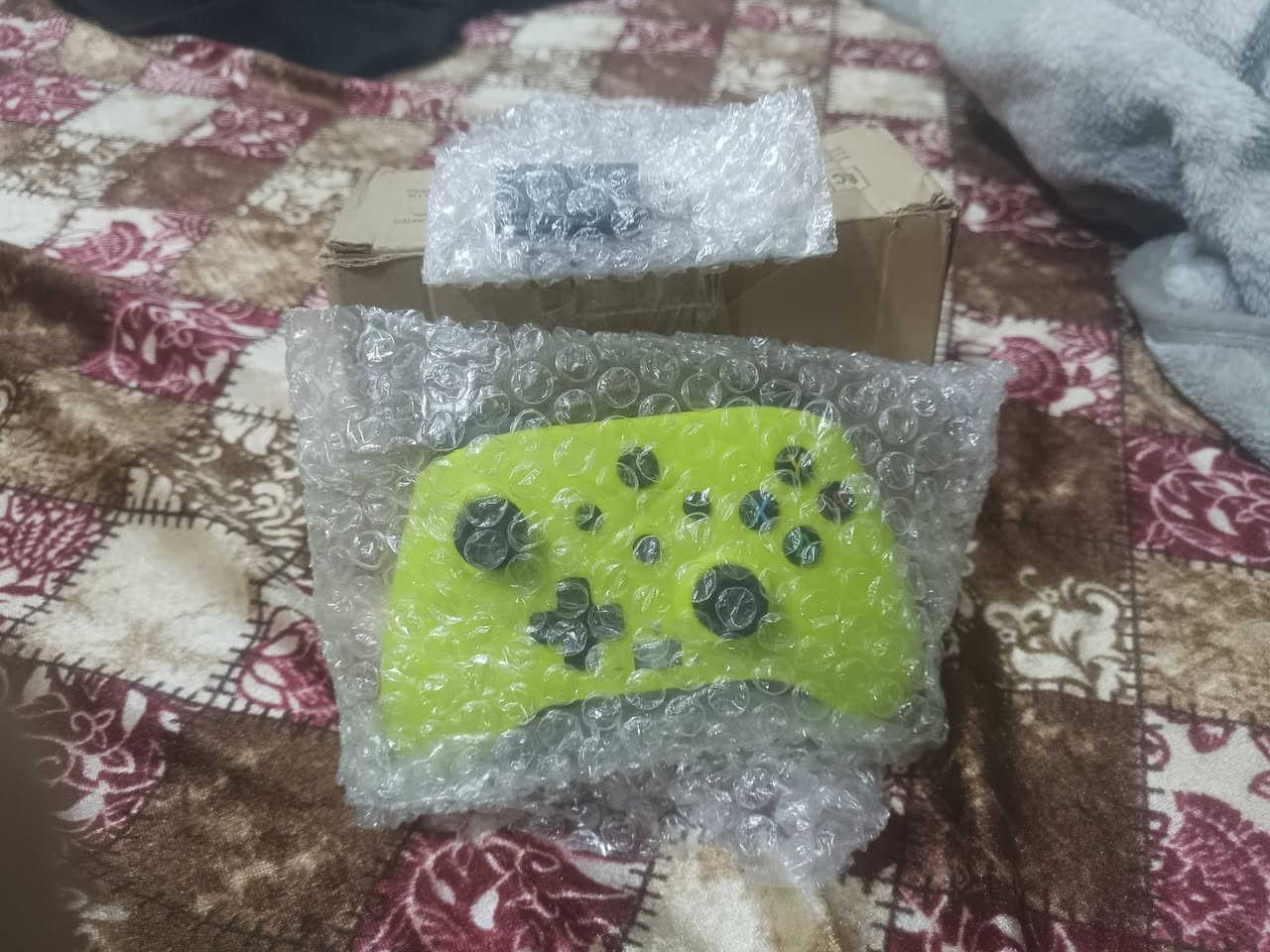 سلام عليكم اكس بوكس سيريس لوك استيكر جديد بالكرتونة مالته الاصلية مطابقة مطابقة وياه الأصلية مالته لوك استيكر ما مفتوح واليدة الأصلية مالته مع GTA5المحسنة مملوكة مشتريها وكامل الملحقات الأصلية وشرط زلغة ما بيه السعر330الف واكس بوكس one فات أيضاً جديد استخدام قليل لوك استيكر غير مفتوح وياه اليدة الأصلية مالته ومحولته الأصلية وملحقاته الأصلية كامل السعر130الف ويدة اكس بوكس جديد غير مستخدم شغالة على الPS سعرها10الف 
ملاحضة تجي تجربهن كلهن أو إذا تريد تشتري مفرد عادي تجرب وتفحص عجبك أخذ ما عجبك لا تأخذ شغلة طبيعية أجهزة نضيف كلش مكاني بغداد مدينة الصدر قطاع10 
رقمي للاتصال او التواصل *********** متوفر مازنجر خاص واتس اب ورصيد اتصال وبخدمة الجميع 
الاسعار نهائية تحياتي للجميع
