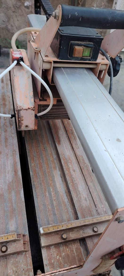 سلام عليكم
للبيع 
قاطعة لقطع السيراميك والبورسلين والمرمر والكاشي 
 السعر: 250 الف وبيها مجال 
للاستفسار: ***********
