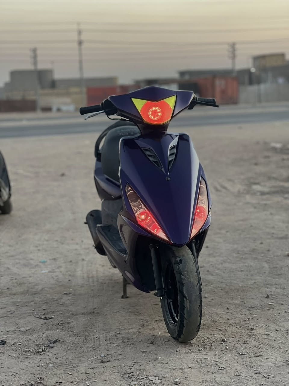 السلام عليكم مضلع ياباني ((مكينه ٥٥ بلاد توه شاده)) الدراجه كله شغاله لايت اشاير دبلات امامي خلفي بريك امامي خلفي 
التزويد البيه رياضي بلادي مابيه شي تجاري 
١-كلجات رياضي DYفول ٢-شيال ٣-دبل خلفي٤- ويلات٥-كزوز صجمي ٦-ستان صفح وبعد بيه تجي وتشوف
مكاني//قرنه//نهر الباشا 
رقمي//***********
((مراوس بعدله او بوليس جديده ))
