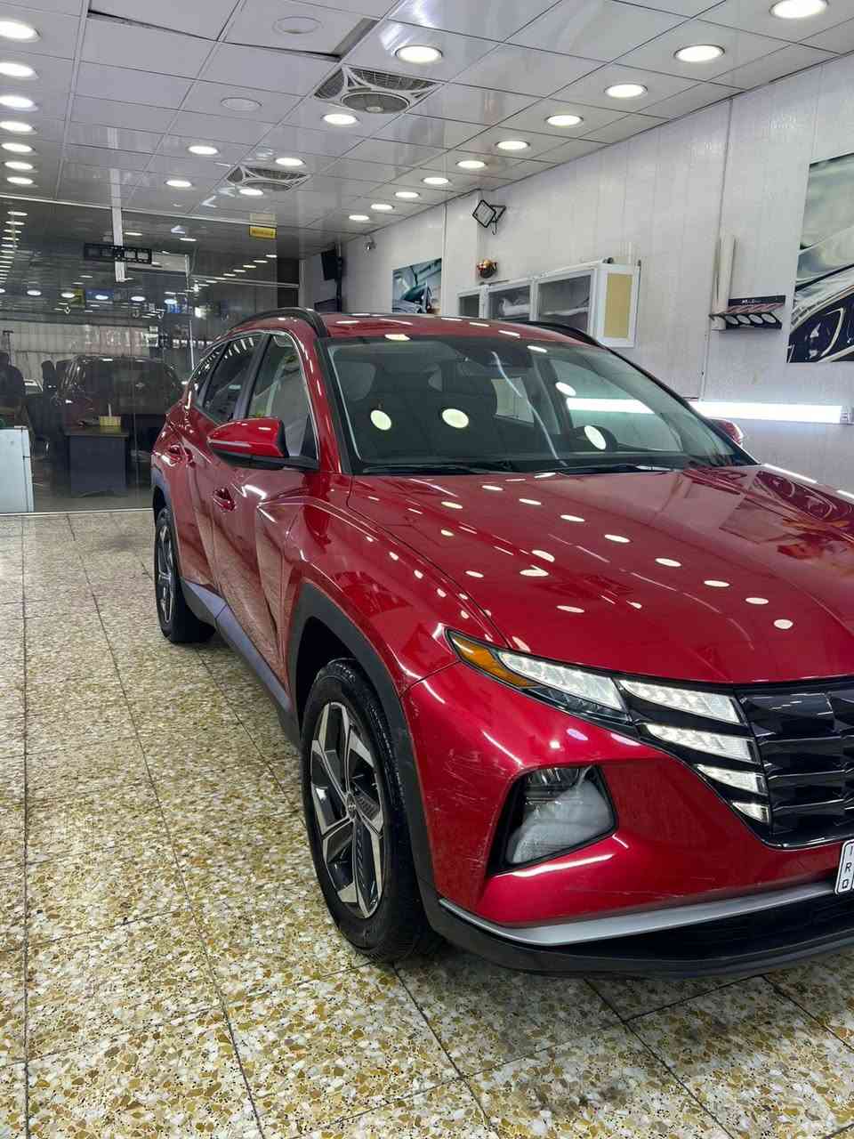 السلام عليكم 
توسان للبيع 
👈 ماشيه27 الف ميل  👉
موديل2022لون احمر دفع رباعي 
مواصفات السياره فول ماعدا ا بنراما و الجلد السياره فتحه سقف و شحن واير لس تدفئه كشنات هند بريك دكمه اوتو هولد و بعد بيههوايه مواصفات 
الحادث جاملغ خلفي جهة الصدر و و بابتين جهة الصدر مبدلات و مصبوغات و تكمه وصور الحادث موجوده بلصور 
مكان بغداد الكراده مجمع مشن 
للإستفسار الاتصال متوفر واتساب ***********
