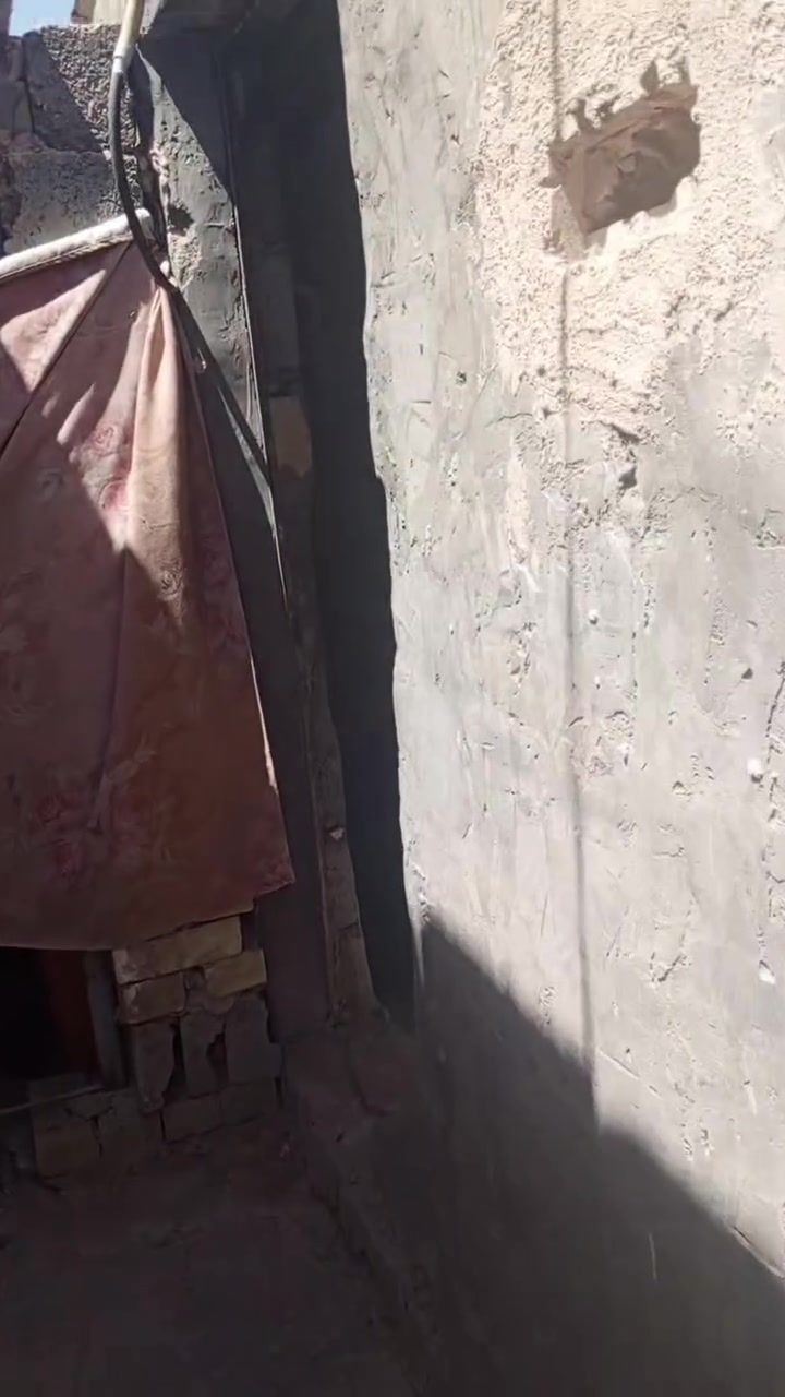 بيت البيع مقابيل مطعم جواد قريب على الشارع العام بيت عوزه ترتيب سعره 8 مليون وبي مجال رقم *********** ماي سيح وكهرباء ومولد
