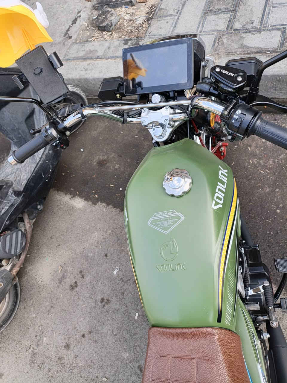 سلام عليكم سونك 200 محرك ضاغطة وزنجيل cbf اول البارحة طالعة من المعرض اوراق 3 بيه ضمان 6 اشهر صار ظرف واريد ابيع سعر مليون و50 مكاني بغداد المنصور رقم ***********
