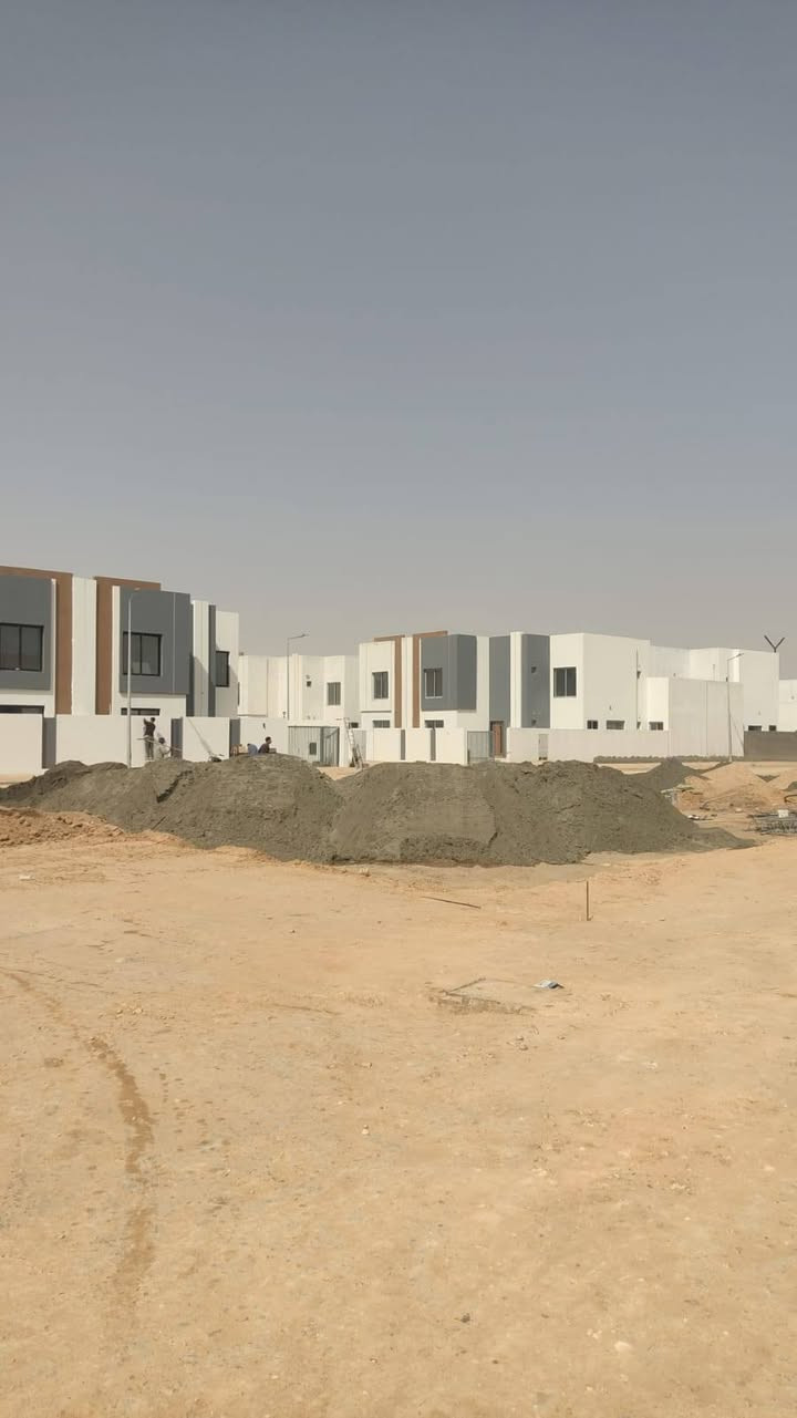 دار للبيع في مجمع عماد سكر كربلاء
مساحة 160م طابقين بناء طابوق 
موقع مميز مقابل الحديقة 
تسليم الدار بشهر السادس من هاي السنة 
السعر الكلي 215 مليون واصل كل المبلغ للشركة 
للتواصل ***********

