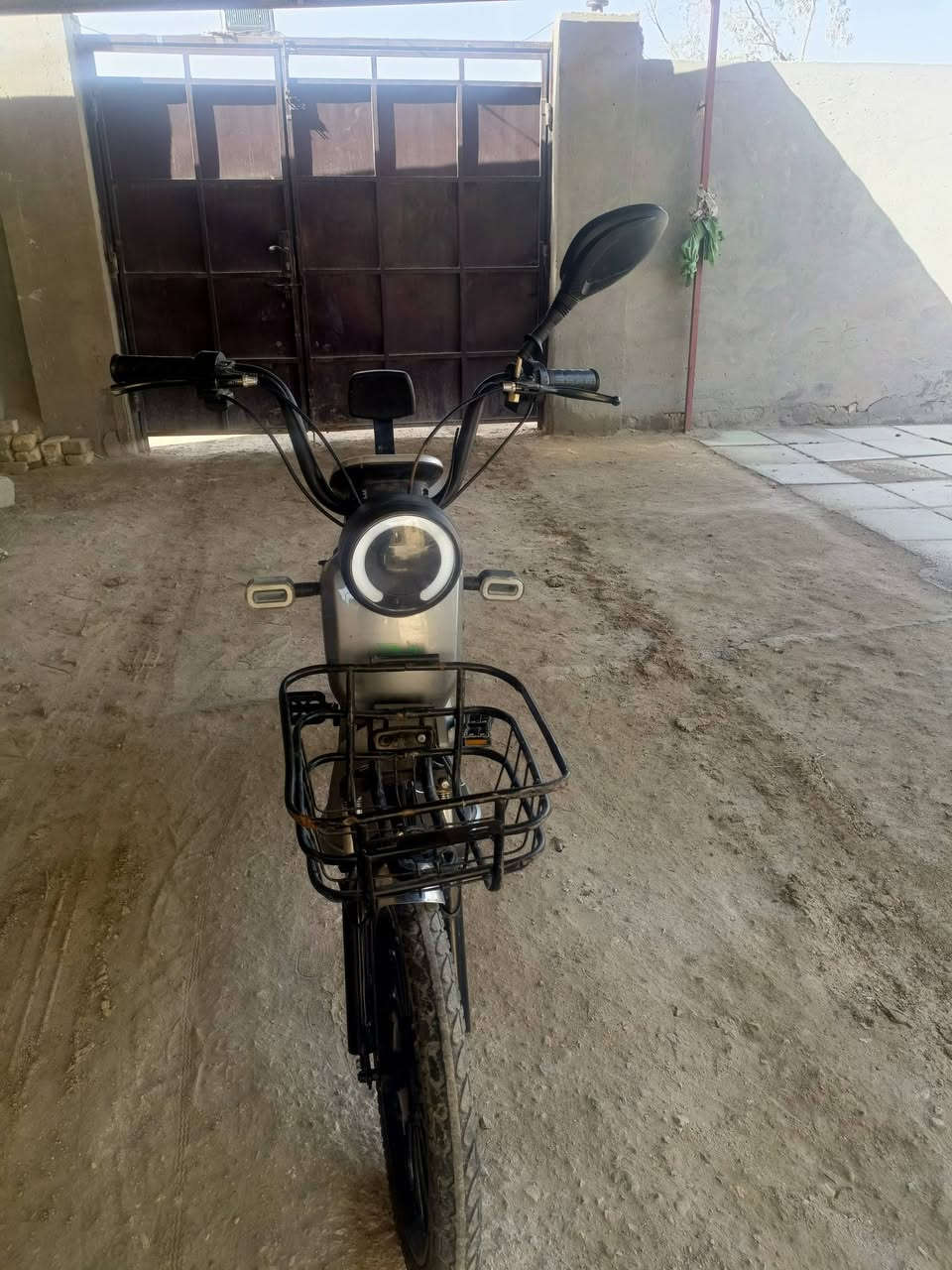 دراجة شحن جديدة للبيع
شغالة ع الشرط وكلشي شغال بيها
باتريات جدد
السعر 250  الف 
للاتصال ***********
