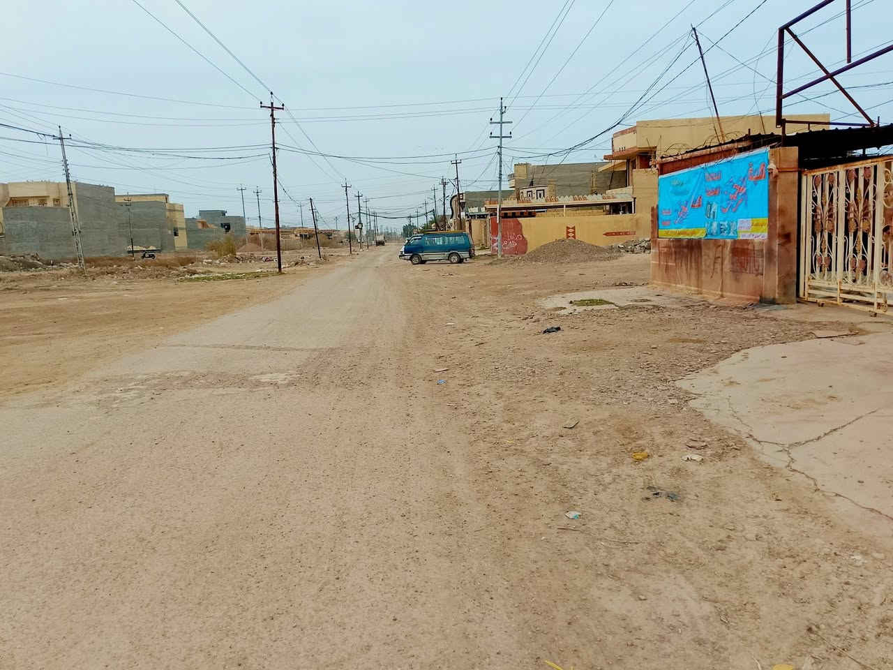 🔥🔥قطعة أرض تجارية للبيع🔥🔥
📐 المساحة:100م² تقريباً بيه قيراج 
📏 الواجهة: 6 متر بزياده مع النزال
📏 النزال: 11ونص م من جه وجه أخرى 13 م
📍 الموقع: على الشارع المحيط،خلف الكراج القديم 
مجاور حسام لصيانة الاجهزه الكهربائيه وقرب غسل قصي بطيط.
✅ أرض تجارية يمكن استغلالها كمحل تجاري 
✅ موقع حيوي ومناسب للمشاريع التجارية والاستثمار
وبسعر مناسب جداً (20)مليون🔒فقط 
للجادين فقط:🫴👇
📞 للاستفسار: ***********
