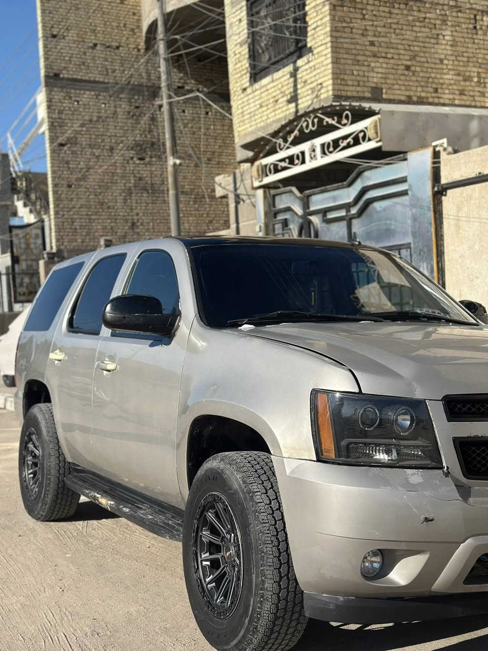 تاهو 2014 LT 
كصه قماره فقططط  شرط الفحص 
السياره مرفعه ترفيع كامل من دبلات وثنرات وتايرات وويلات من شركه GM 
اصلي ضمان 3 سنوات 
مكينه جديده 
كير وأكسل جديد توه شادهن
لايتات لد حلقه أصليات دخانيه 
تبريد تدفئه 
سستم صوت بوس اصلي 
منضومه بانزين جديده بلكامل 
جاهزه للأخير فقط. بيها طخه بلبنيد 
ولا كلوب مشتغل بلعينه ابدد
سعرها ٧٥ وبيها مجال قليل
***********
