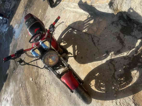 السلام عليكم cb400 متروكه الدراجه اوراقها رسميه مدفوع كمرك بس شوفه عينك يحتاجلها ترتيبات بسيطه الصفاح الجوه الكشنات موجوده والباقي كله نفس الحطه
الدراجه متروكه صالي ٦ اشهر او اكثر مطاحها يعني بالوجه تنظف كابريترات وتبدل بلكات تشتغل بس تكطع مال ذني الثنين وبيها صوت مال بطاله بخانه وحده يعني تفيلس كور 
الدراجه شلعتها وكير اول وثاني تعليك بطناش كلشي تخبل بس محتاجه واحد يتعب عليها وترجع عروسه 
الدراجه رايدها ب مليون و٢٠٠ وبيها مجالحك جيتك  
عنواني بغداد الحريه الثالثه رقمي *********** 
اكثر شي متواجد على الرقم خابرني وتدلل بغداد
