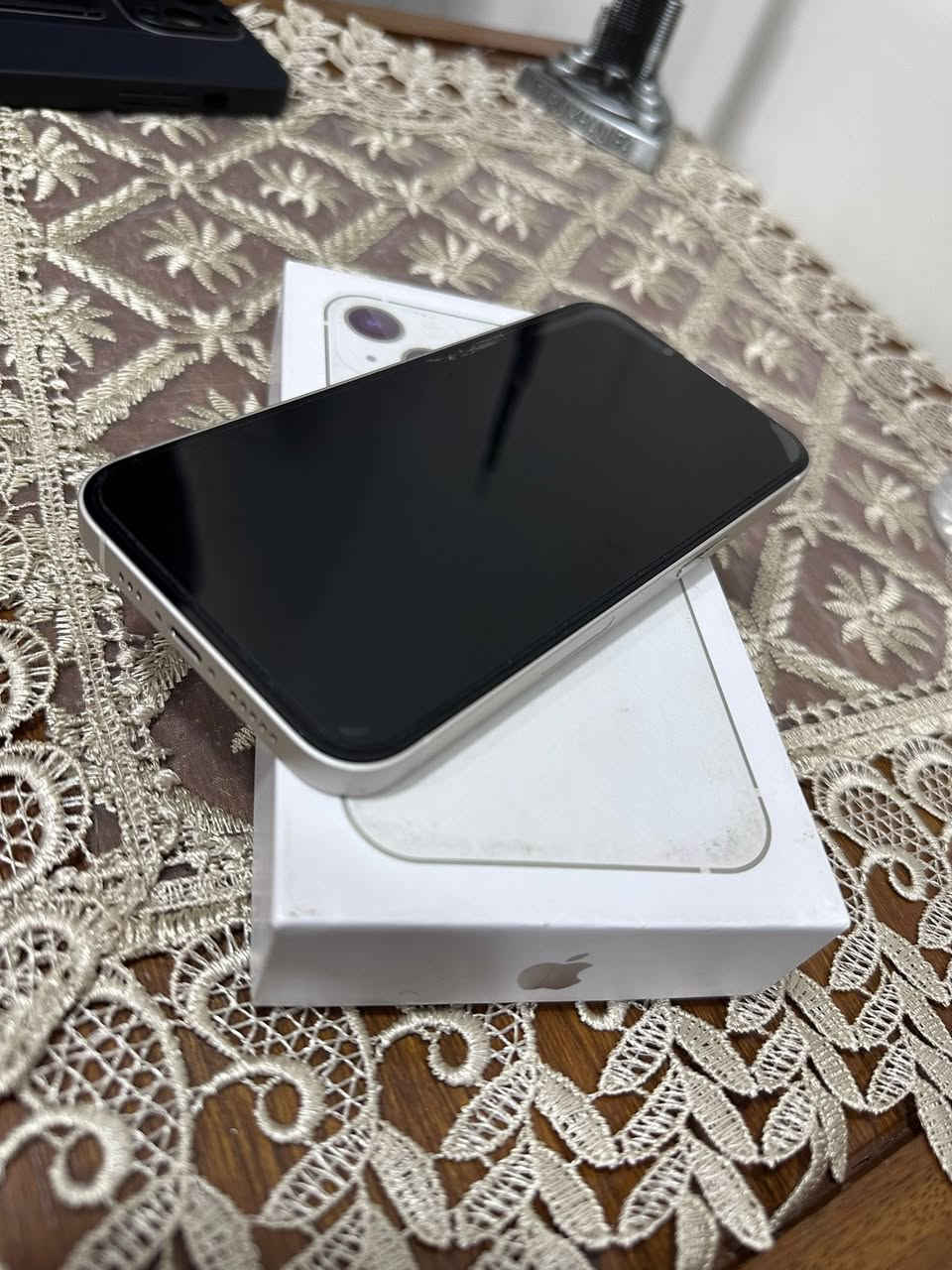 سلام عليكم
ايفون 13 عادي 
لون ابيض 
بطاريه 88 % 
ذاكرة 256 
نموذج N داخل صيانه بشركة ابل 3 قطع تبديل اصليه من ابل 
نظافة ٩٥٪؜ 
السعر 400 الف وبي مجال بسيط 
بغداد / الدورة / ***********
