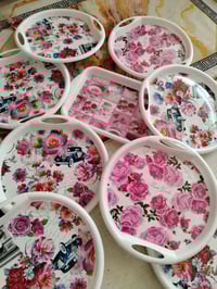 صواني بلاستيك • قطعة ألف