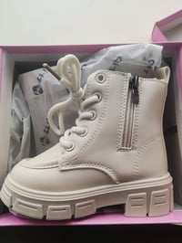 ئەم پێڵاونه بۆ فرۆشتن لۆک لۆکە هەمووی قیاساتە و لەناو کارتۆندایە 126 ج...