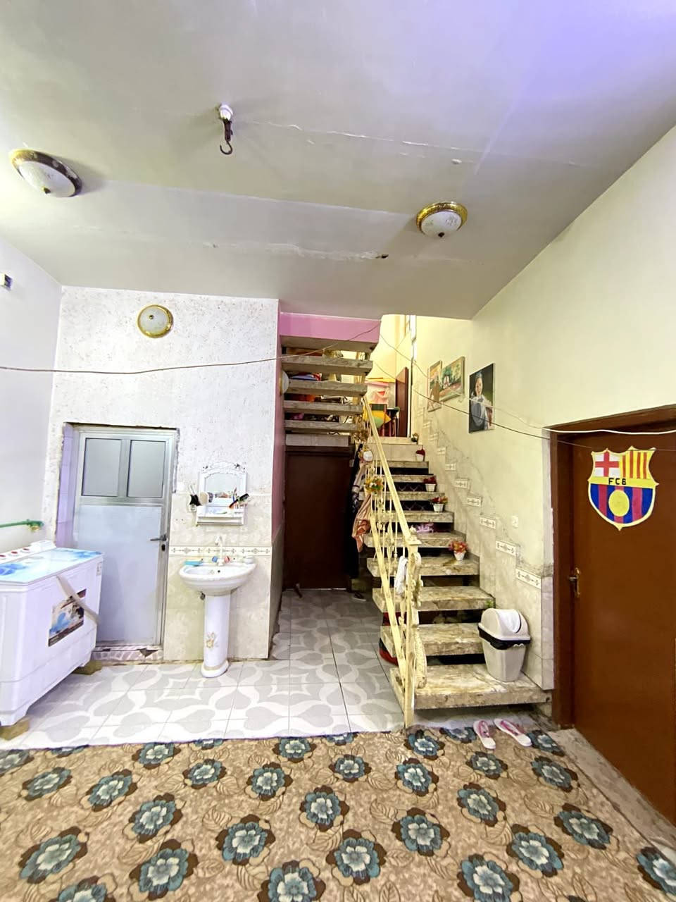 دار للبيع المساحه 200 متر
يحتوي على غرفتين وصاله وستقبال ومطبخ وصحياة وحمام العنوان حي العسكري شارع 60 مراجعة مكتب الكعبي للعقار *********** وتساب اتصال
