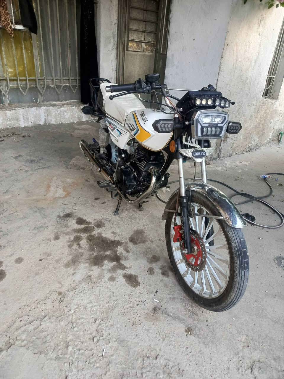 سونيك 25 كفاله عامه بس الشاشه يراد لها تصليح ما ضاربه سعر 800 بيها مجال للشراي الدراجه صار له ثلاثه اشهر من نازله عنوانه بغداد الكماليه رقم الهاتف واتساب او اتصال 
*********** المشراي لا ينتصل
