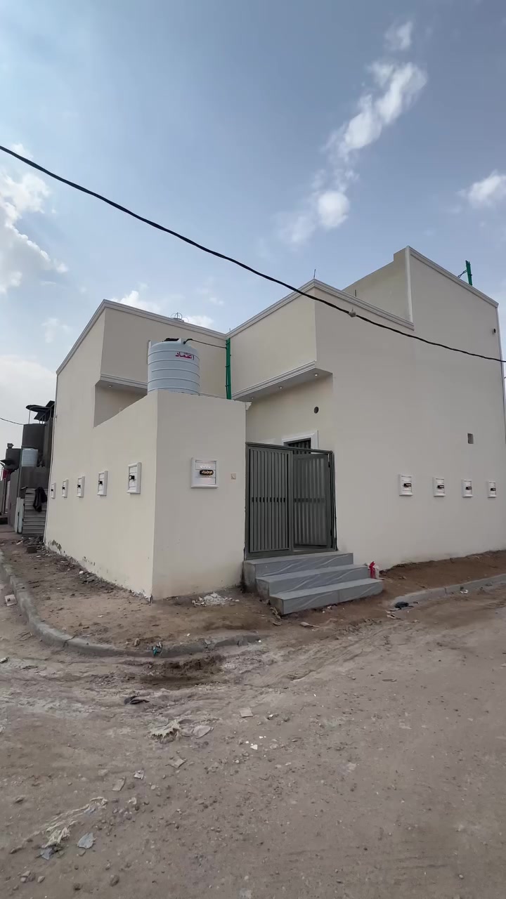 دار سكن طابو صرف تحويل يكون ركن على شارعين تبليط وبناء جديد وحديث وطابقين وعنوان اللبيت ابي الخصيب مقابل المحكمه الجديده موقعه كلش مرتب. والسعر 140 وبي مجال للشراي  للاستفسار اكثر اتصل ***********
