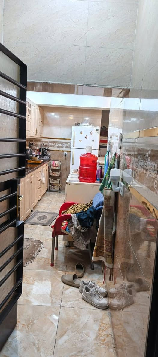 دار 100م للبيع حي الجهاد الطائي خلف مصرف النهرين يحتوي ع 4 نوم خدمات عدد 2 صاله ومطبخ ومناور مدخلين الدار اضافه الى مطبخ جاهز تركي مع الدار للاستفسار اتصل ع *********** شركه المستقبل للعقار
