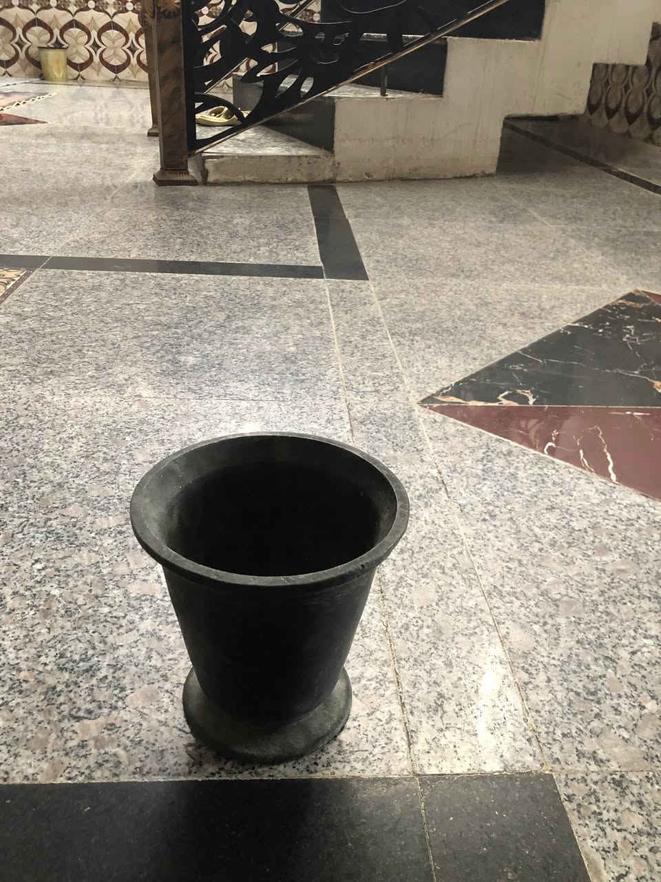 السلام عليكم هاون للبيع قديم صار اكثر من 40سنه عدنه  بدون يده بقه بس الهاون ارتفاعه 19/ب18ونص الوزن الثقيل 
اخوان انا ماعرف بيهن السعر قفل قفل ب75 مكان البصرة ماعندي خدمة توصيل ***********
