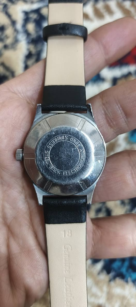 ساعه  Hobbex،  كلاسيكية (Vintage) تتميز بالمواصفات التالية:
الماركة: Hobbex.
الحركة: ميكانيكية تعمل بنظام التعبئة اليدوية (Manual Winding).
المميزات التقنية: مكتوب على الميناء كلمة Antimagnetic، مما يعني أنها مقاومة للمجالات المغناطيسية التي قد تؤثر على دقة عمل التروس الميكانيكية.
التصميم:
ميناء أبيض مع أرقام عربية سوداء واضحة (Breguet-style numerals).
إطار فضي اللون (Silver-tone case).
سوار جلدي أسود 
التصنيف: تُصنف غالباً كساعة للجنسين أو ساعة رجالية كلاسيكية نظراً لتصميمها البسيط وحجمها. 
تعتبر هذه الساعات قطعاً "فنتج" (قديمة) تعود غالباً لفترة الثمانينيات أو التسعينيات، 
القطر 35 معا الزنبلك
لسعر خاص يوجد توصيل


**إذا كنت صاحب هذا الإعلان وتريد حذفه لأي سبب، رجاءا أرسل رسالة إلى الدعم الفني**