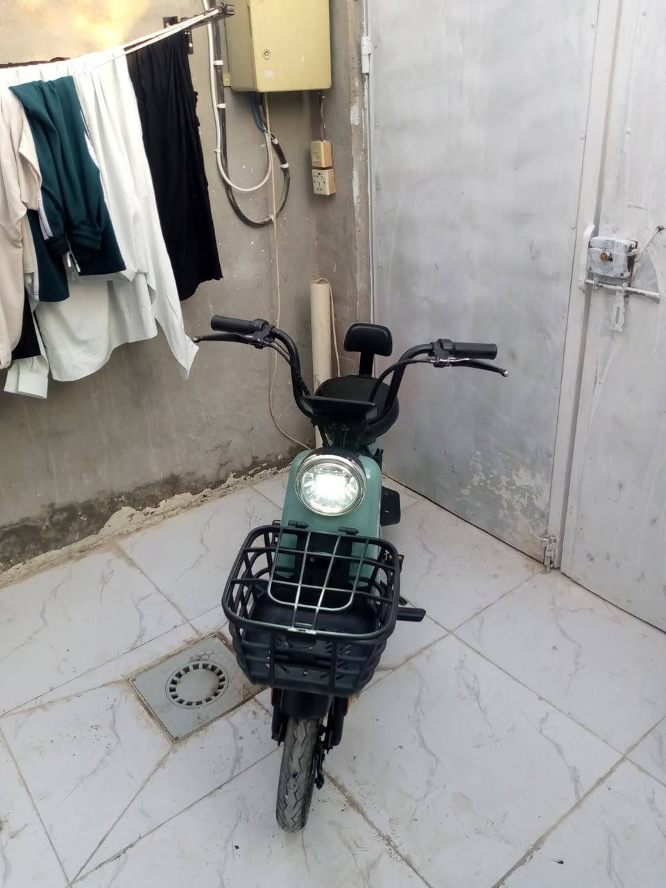 دراجة شحن حجم ١٤ شركة الريان الدراجة نظيفه وبطارياتها جديده والعقل شغال بس بيها خلل ما اعرف وين شحنته وبيها شحن فول بس من ادوس سكليتر متمشي الدراجة نظيفه وتمشي ٤٥ كيلو للشحنة الواحدة. السعر ٢٢٥ الف المكان حلة حي الجزائر الخاص مفتوح او الاتصال على الرقم ***********
