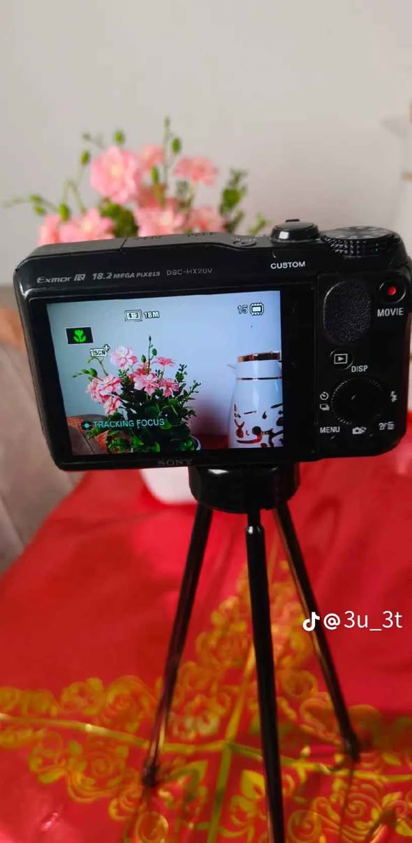 الدقة: مستشعر Exmor R CMOS بدقة 18.2 ميجابكسل. 
العدسة: عدسة Sony Lens G بمدى تكبير بصري 20x. 
الفيديو: إمكانية تسجيل فيديو عالي الدقة (Full HD 1080p) بمعدل 60 إطارًا في الثانية. 
الشاشة: شاشة LCD مقاس 3 بوصات. 
الميزات الأخرى:
نظام تحديد المواقع العالمي (GPS) مدمج. 
مثبت الصورة البصري SteadyShot. 
سرعة تصوير متتابع تصل إلى 10 إطارات في الثانية بدقة كاملة. 
أوضاع يدوية وتلقائية متنوعة، بما في ذلك وضع بانوراما المسح. كركوك, العراق


**إذا كنت صاحب هذا الإعلان وتريد حذفه لأي سبب، رجاءا أرسل رسالة إلى الدعم الفني**