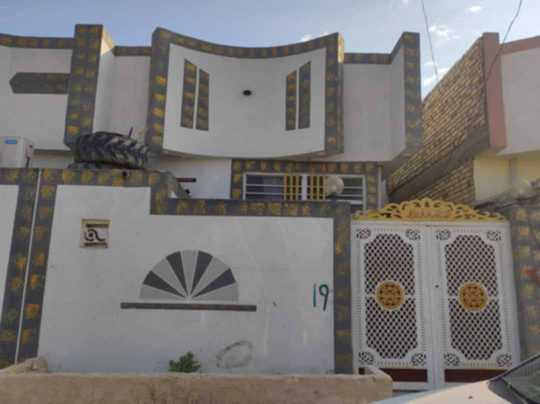 🏡 بيت للبيع  – موقع مميز  مقابل  قرية الغدير (عمود 270) ✨
📏 المساحة: 100 متر
💰 السعر: 35 مليون (قابل للتفاوض)
🏗️ البناء: طابوق | الأساس والسقف: كونكريت

🔹 مواصفات البيت:
✅ غرفة نوم 🛏️
✅ صالة 🛋️
✅ صحيات داخل وخارج  🚽
✅ مطبخ 🍽️
✅أستقبال 

🔹 الخدمات المتوفرة:
💧 ماء | ⚡ كهرباء | 🚗 شوارع مبلطة | 🏫 مدارس قريبة

📍 الموقع: النجف – مقابل ملحق قرية الغدير
📜 الملكية: طابو زراعي (إقرار محكمة)

📞 للتواصل: ***********
