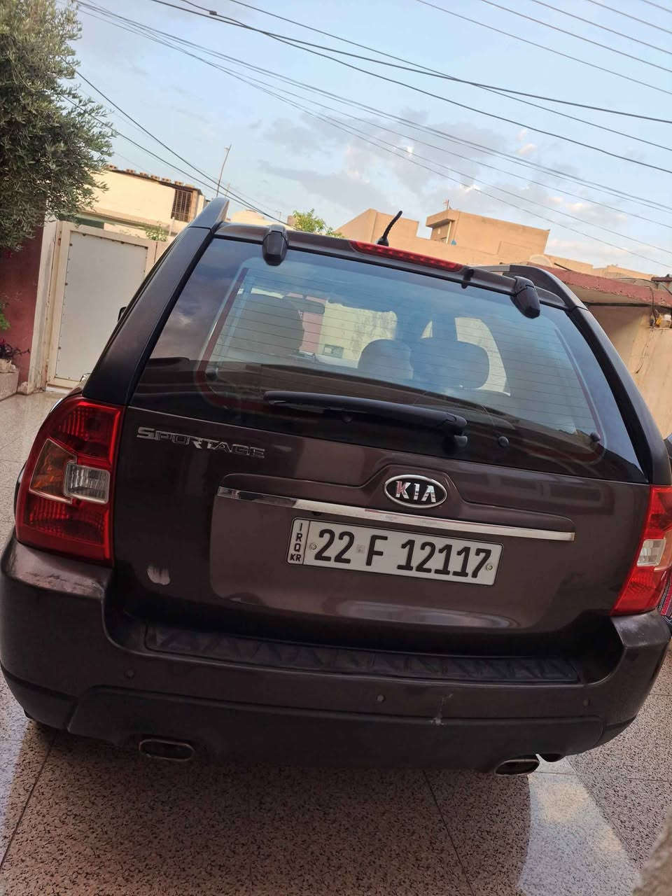للبيع: كيا سبورتج 2010 - خليجي نظيف جداً 🚗
المواصفات:
​الموديل: 2010.
​الوارد: خليجي.
​اللون الخارجي: جوزي (بني).
​اللون الداخلي: بيجي.
​المميزات: فتحة سقف، شاشة أيباد متطورة.
​اللوحات: رقم أربيل، السنوية والارقام باسمي ومجددة لغاية 2028.
​الحالة العامة للسيارة:
​الصبغ: السيارة مكفولة من الصبغ تماماً.
​الملاحظات:
​يوجد تكحيل بسيط جداً في (الجاملغ، البنيد، والباكلايت).
​جرد خفيف جداً في البنيد (موضح بالصور).
​تعديل بارد بمقدار شبر واحد في باب السكن.
​السعر المطلوب:
💰 115 ورقة (11,500 دولار).
​للتواصل والاستفسار:
📞 *********** أربيل, العراق
