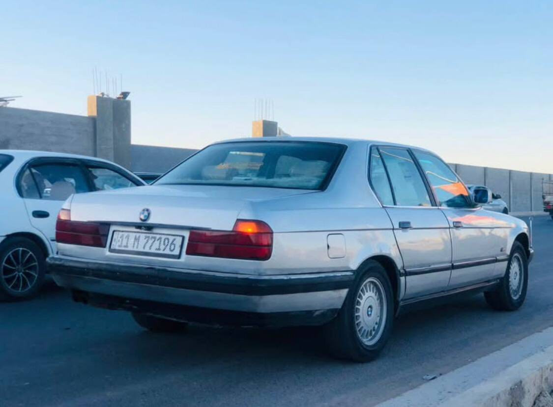 BMW
لون سلفر
موديل 1992 
محرك 6سلندر. 3.5
بدون ضربه صبغ عام للجمالية فقط
رقم بغداد جديد سنوية للـ 2027 باسمي تحويل مباشر
صدر مشتغله جديد 
تخم تاير نص عمره
محرك مكفول 
گير گصه  شاده جديد
كهربائيات كله شغاله 
تبريد شغال تاسيس جديد وكمبريسر جديد
للاستفسار التواصل واتساب واتصال
***********
