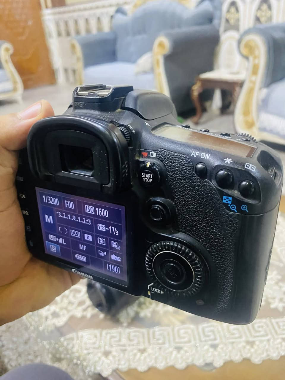 ​📸 للبيع: كاميرا Canon EOS 7D احترافية مع ملحقاتها
لعشاق التصوير الاحترافي والرياضي وتصوير الطيور، كاميرا Canon 7D العملاقة بنظافة ممتازة وجاهزة للاستخدام المباشر.
​📌 المواصفات والملحقات المرفقة:
​جسم الكاميرا (Body): Canon EOS 7D بحالة ممتازة، معروفة بصلابتها وسرعة الشتر العالية.
​العدسة الملحقة: عدسة زوم وتقريب Sigma DG 70-300mm F4-5.6 مثالية للقطات البعيدة وتصوير الحركات السريعة (تأتي مع الهود الخاص بها لحماية العدسة وعزل الإضاءة).
​الملحقات الأساسية: شاحن وبطاريتين
زوم رياضي 
​⚙️ حالة الإعدادات منتازة
​💰 السعر:
​360 ألف دينار عراقي (قفل أو بيه مجال بسيط للشراي )
​📍 الموقع: النجف الأشرف
. ***********

