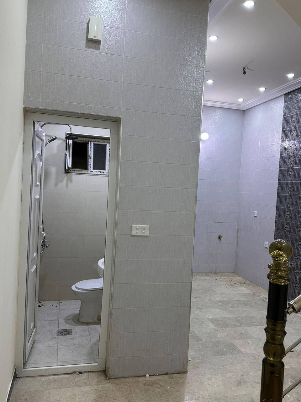 للبيع ارخص بيت ٥٠م  في السيدية  بسعر انسب. جدا  واجه مرمر ارضية مرمر بيت نظيف. جدا  بسعر230 مليون  يحتوي ع صالة ومطبخ وخدمات ومنور و٢ نوم في طابق ثاني وخدمات ***********
