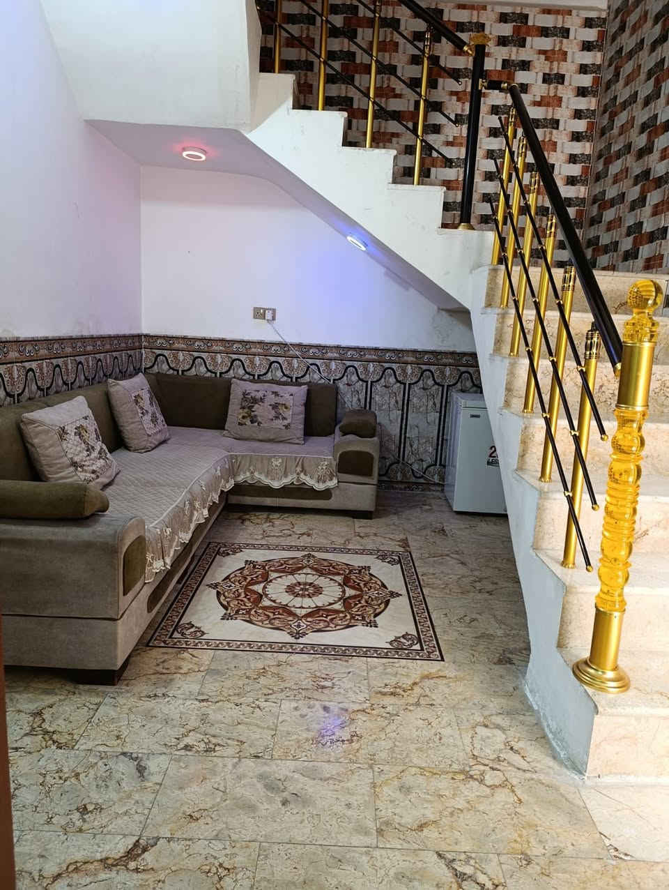بيت للبيع 
قرب جسر نبي الله ابراهيم الخليل ١٠٠متر حديث  للاستفسار الاتصال على الرقم التالي ***********
