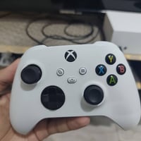 تفاصيل العرض: 🔹 جهاز Xbox Series S: إصدار سنة 2022، نظيف جداً وعلى وضع...