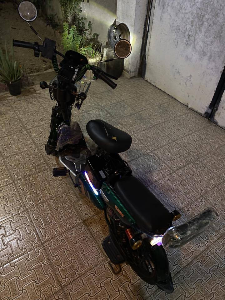 السلام عليكم 
دراجة شحن للبيع 
شركة ULENDO
حجم 20 
موديل 2023
اشاير يمين يسار بدون دبل اشاره 
نشرات جانبية ولايت خلفي ملون 
ترحيب اول ما تشغل 
لايت امامي ابيض 
اربعة بطاريات الحجم الصغير 
اربع نمر 
الكشن مالتها يتحرك تريد تبدله او تلحمه 
الدراجة كفراتها كلش نضيفة 
الدراجة بطارياتها تعبانه يحتاجلها بطاريات تمشي على كد مسافات قصيرة توديك وجيبك 

السعر : 160 الف وبيها مجال 

*********** واتساب فقط 
مكاني ديالى بعقوبة كورنيش ديالى
