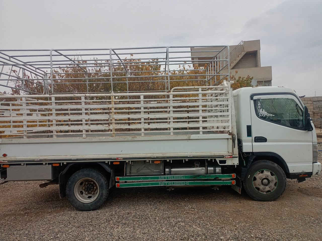 السلام عليكم 
كنتر محسن موديل 16 للبيع 
__محرك كير اكسل كلو شرط 
__تاير طخم كلو جديد 
__ويل 17 ونص
__بريك دسك 
__تانكي كاز 200
__رقم دولي بغداد مشروع وطني 
__هزة جديدة 
__سنويه 2030
تدفئه تبريد كلو شغال
من الدعامية للدعامية كلو شرط

 السعر 225 قفل
***********
