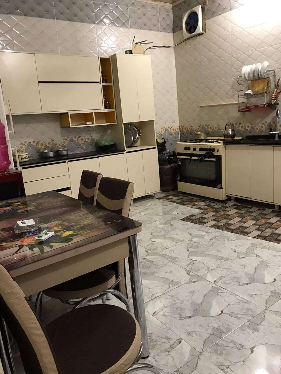 دار للبيع طابو زاعي المساحه 120 متر الواجها 8 متر النزال 15 شارع الشبانات قرب جامع السجاد قريب على شارع ابو مهدي المهندس استقبال ٦*٤غرفه٥*٤مطبخ٥*٤وصاله ٤*٣ ملاحظه البيت يباع مع الاثاث اي ستفسار الاتصال بالرقم واتساب  او مراسلة الخاص ***********
