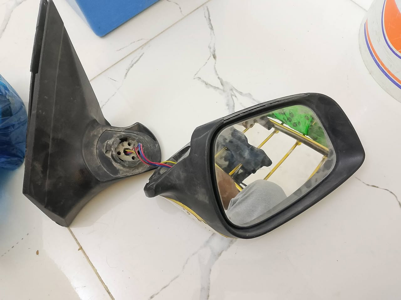 سلام عليكم غراض اكسنت 2015 تخم مجول اصلي +مرايه جهت السائق +مروحه بدون حاضنه ماطور وريشه والكتف اصلي 
خزان زوج معه براد دهن كير إصليات 
تصال *********** قيم وخذ
 عنوان نجف حي نداء
