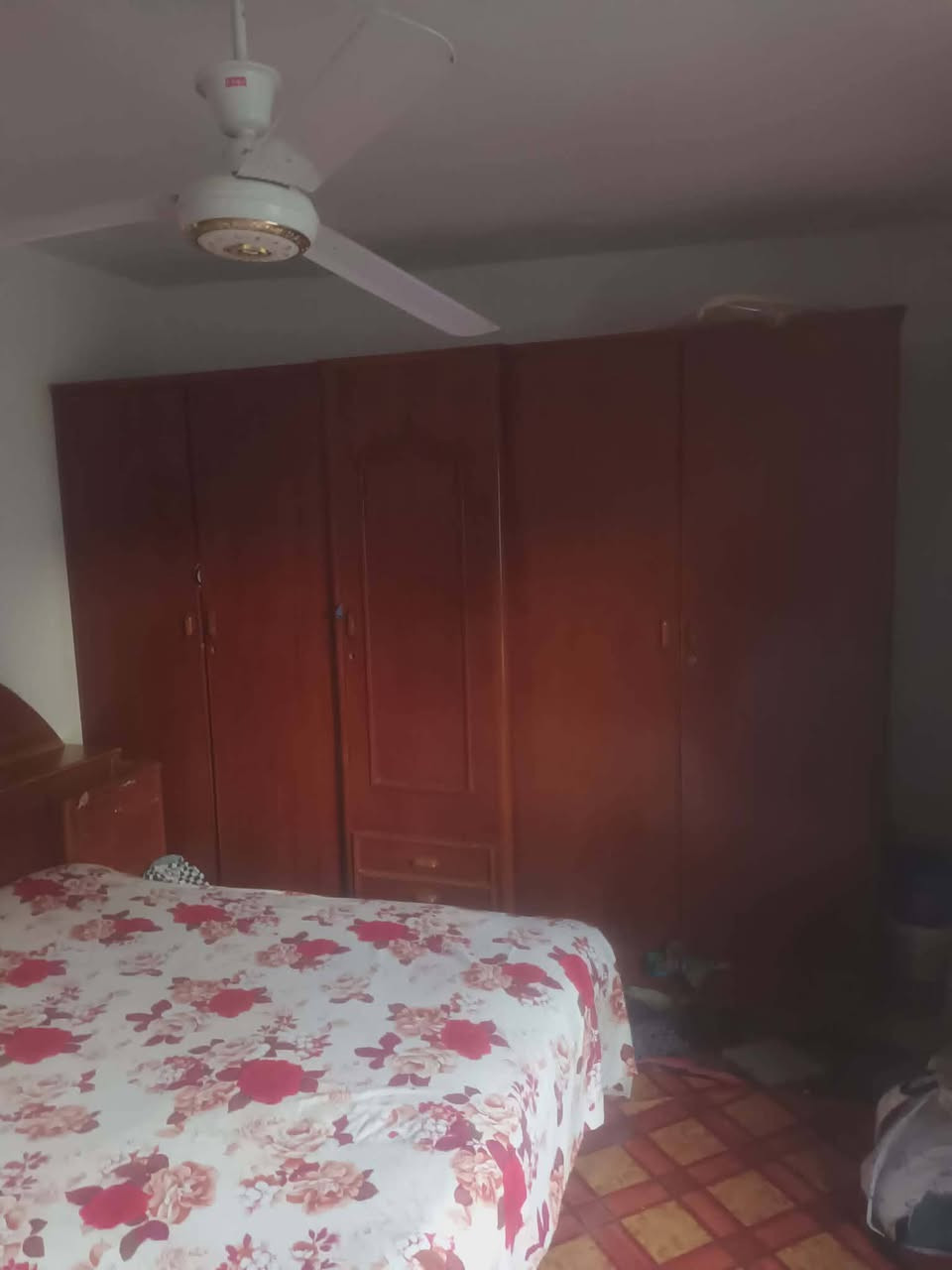 غرفة اخشاب للبيع كامله جديده ونظيفه ما بيها اي نقص للاستفسار الاتصال على الرقم  ***********
