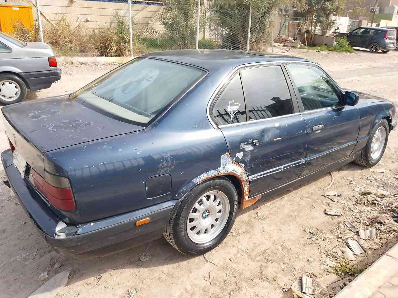 السلام عليكم بي ام للبيع او مراوس 
سيارة خير من الله كير محرك شرط 
تخم تاير صدر نص عمر السيارة عايزها 
بس صبغ وبيها هاي الطخه بل جاملغ الخلفي 
السعر 40وبيها مجال تريد تحويل تريد وكالة *********** مكان السيارة صلاح الدين سامراء
