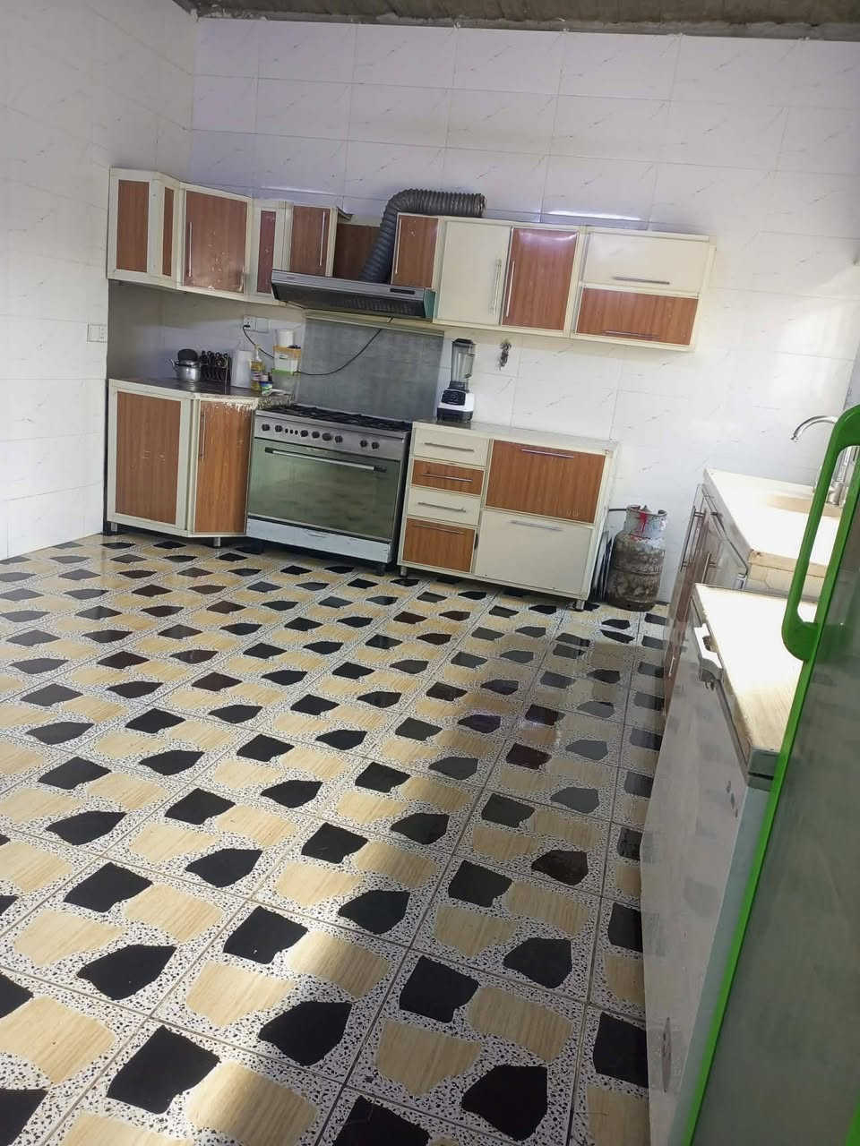 دار للبيع 200متر واجه10 عمق20 طابق ونص غرفتين طابق ثاني بدون سقف بس هيكل غرفتين نوم صحيات داخلي هول مطبخ حار وبارد استقبال غرف نوم سقف ثانوي نضام دكت + اسواق معه البيت كوباني ع شارع 70 قرب السيطره الجملون السعر 80 وبي مجال قليل ***********
