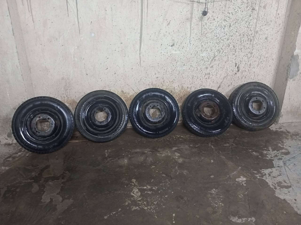 السلام عليكم للبيع  تاير العدد 5
حجم 13 في كوت حي الحكيم 
***********.  سعر خاص
