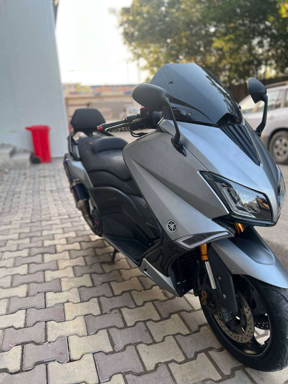 السلام عليكم  TMAX 2017 للبيع بل اصل ايرون ماكس دشبول ابيض وصدر ضهبي الدراجه مبدل كفر تجاري فقط وباقي تفاصيله كله مكفولات مكينه كلجات كهربائيات حته من الحادث مكفوله بيه صالنصه يوشماره اصليه وأشاير وبك لايت رياضيات قايش اصلي الدراجه مابلعوب بيه شي وماشيه 25 حيقي رايده ب53 وبيه مجال  (بغداد الشعب ***********)
