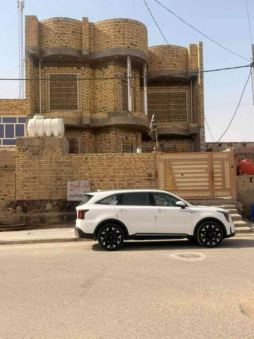 السلام عليكم. بيت طابقين كونكريت كامل بناء 2026 مطبخ واستقبال وصاله وغرفتين وحمام وصحيات خارجية وكراج +طارمه.  لكل طابق. بناء  درجه اولى من افضل المواد من طابوكه ال اصغر شي بالبيت +مناور 2  من افضل مواد وليجي يشوف بعينه مساحة البيت 200 بيت اساس ارتفاعه متر عن شارع يقع ع شارع العام تبليط 
مكان الصدر الثالث. 

***********
