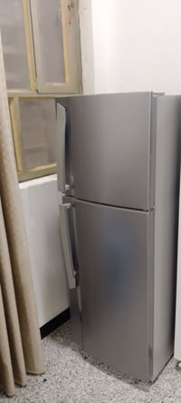ثلاجه جديده مستعمله شهر 220بيه مجال بغداد البلديات 07746518471