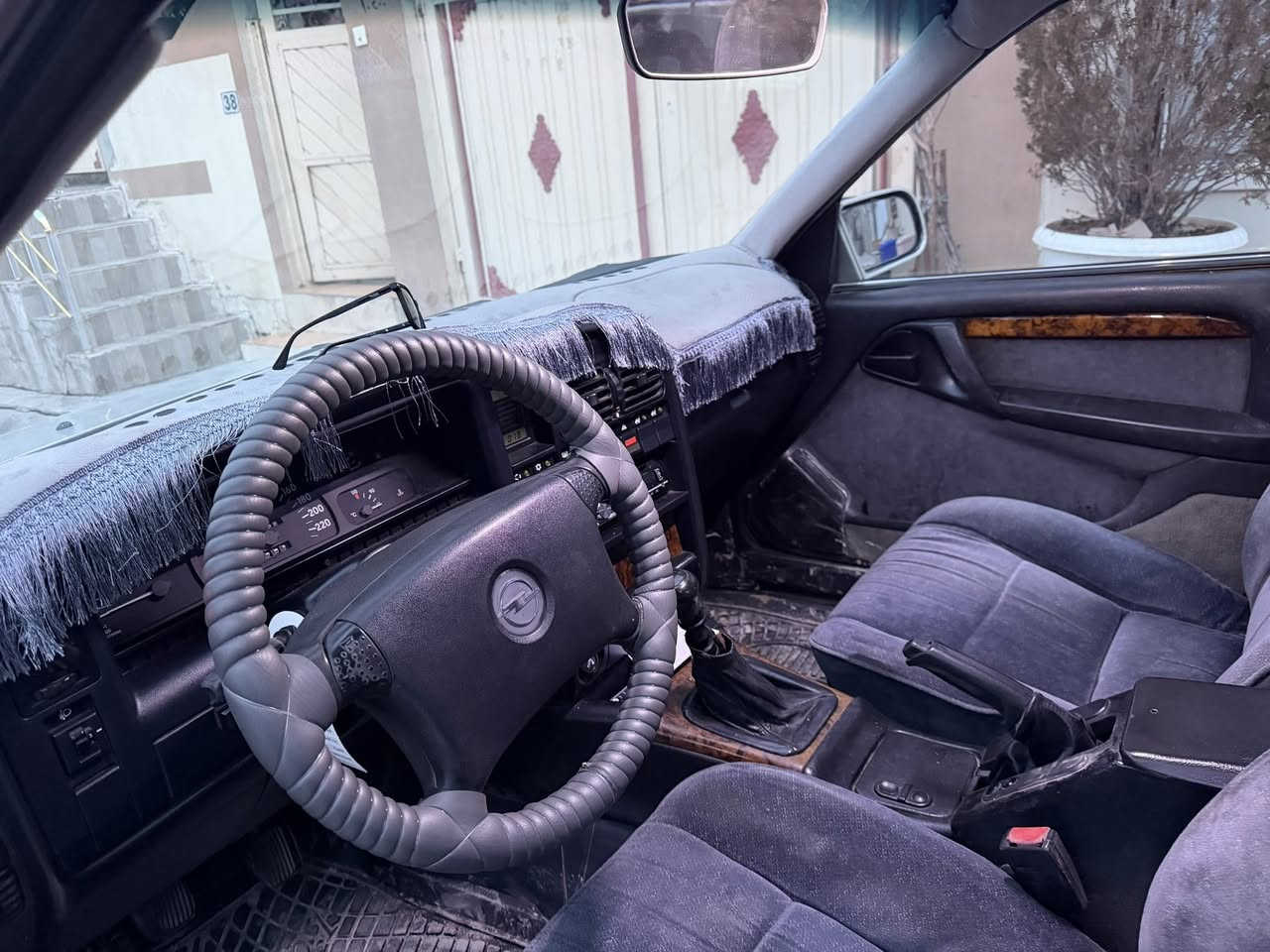 اوبل مودیل ۱۹۹۳
مواصفات  اصل غاز absكوشن هيتر   
مكينة ٢٠
٤تاية  جديد
سنوية  جديد باسمي بدون دعم
مكان سليمانية
رقم موبايل ***********
