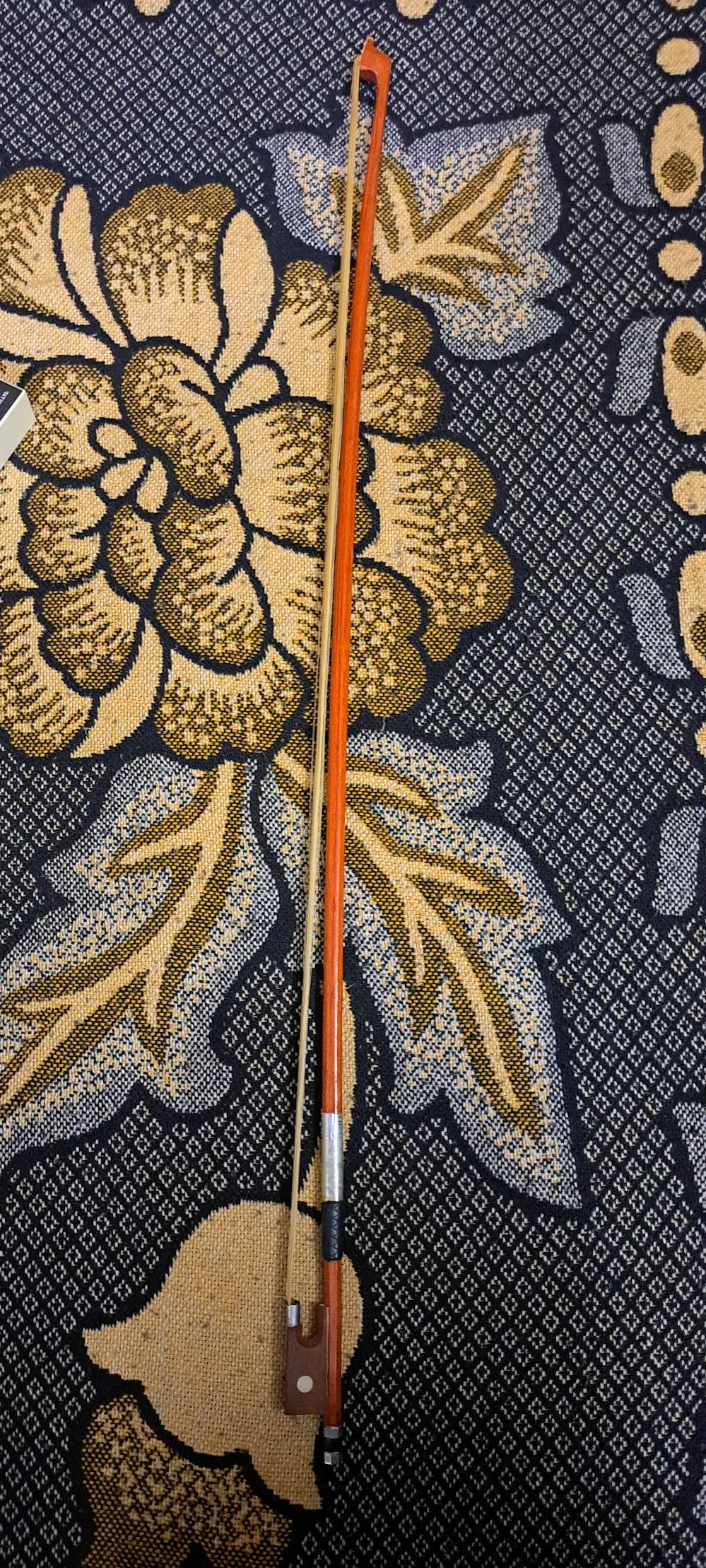 العنوان بغداد حي الجهاد المخابرات
كمان اخو الجيد نضيف مع كل ملحقاته 
نقص فقط اوتار الكمان و بي مجال