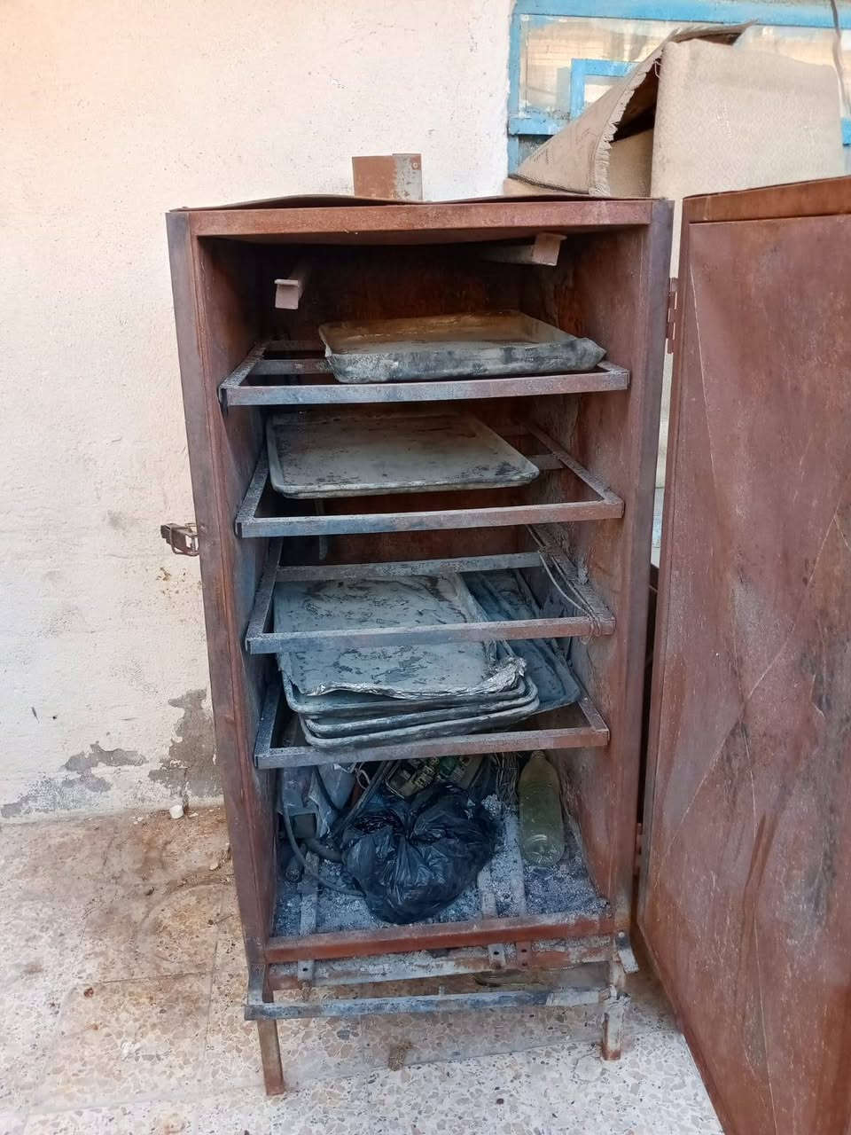 السلام عليكم غراض مطعم حمايه ومواي للبيع اثنينهن ٢٧٥   البصرة ***********
