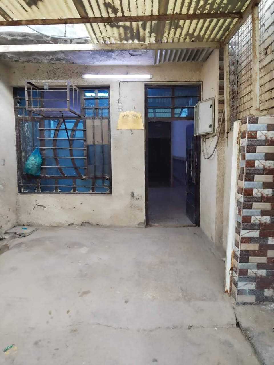 السلام عليكم مشتمل الايجار مساحة ٧٥ متر يحتوي ع استقبال غرفة و مطبخ و ملحقات منطقة النفط مدخل الحمل فرع الحداد أجرة ٢٥٠ أي استفسار مكتب الحسني ***********
