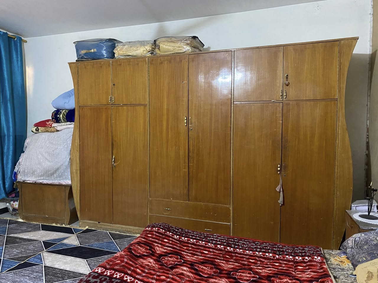 السلام عليكم غرفه نوم للبيع السعر ٣٠٠ هاذه الرقم ***********
